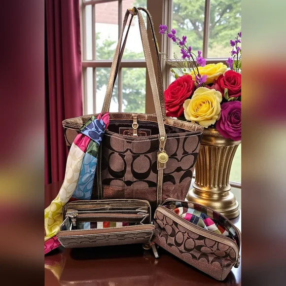 Coach Legacy 2007 - 4 Piece Set - Tote, Wallet, Makeup Bag & Scarf - Picture 14 of 14